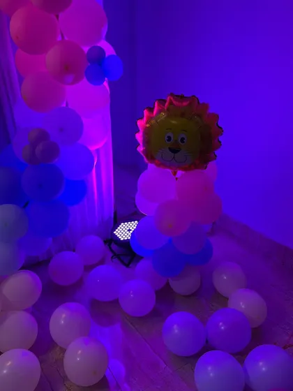A close-up of a lion-themed balloon pillar.