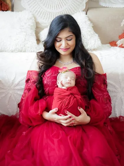 A duplicate of image 249, this photo shows the deep bond between a mother and her newborn, a precious memory from a "bump to baby" session.