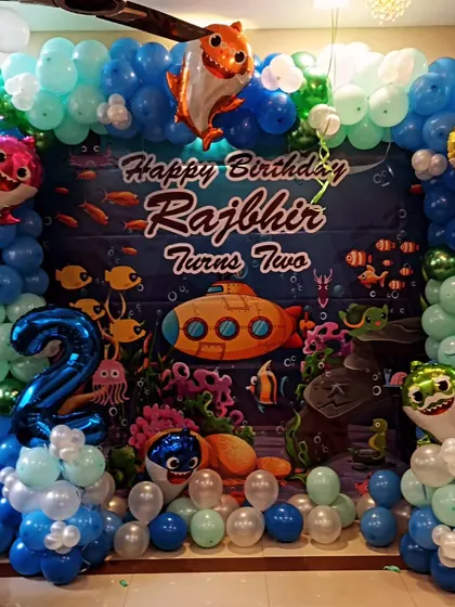 The details of the Baby Shark balloon frame, with different shades of blue and green to create a water effect.