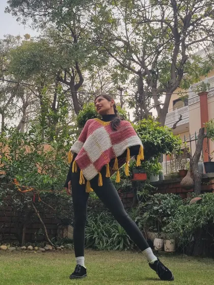 Wearing my finished #PenelovePoncho. It's so warm and stylish, perfect for layering over a turtleneck on a chilly day. The tassels add a fun, playful touch.