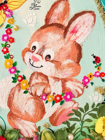 A macro shot of the adorable bunny's face and the tiny sculpted flowers it's holding.
