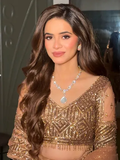 Nude makeup and soft curls come together for a look of pure perfection. This style is ideal for a bridesmaid or sister who wants an effortlessly beautiful appearance.