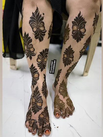 Another angle of the modern bow-themed leg henna. The symmetry of the pattern is very satisfying.
