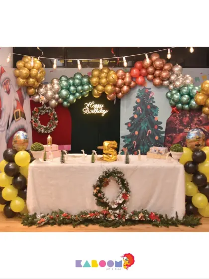 We can even bring holiday magic to birthdays! This Christmas-themed party setup combines festive wreaths and colors with birthday cheer.