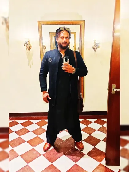 A mirror selfie from my hotel room in Jaipur before a show. Getting ready for the performance.
