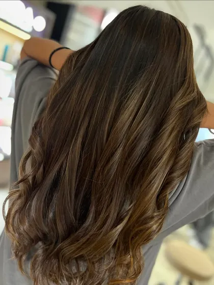 A classic mocha and caramel highlight blend with long layers. This combination adds warmth and dimension for a timeless and beautiful result.