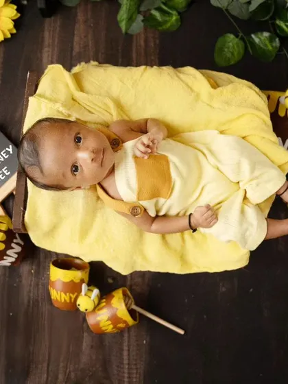 A precious moment with eyes wide open! Even when babies are awake, we can capture beautiful portraits like this one in our honeybee setup.