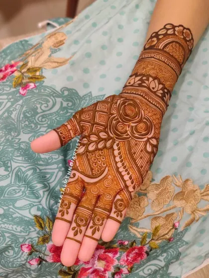 A delicate design featuring roses, perfect for a subtle and romantic look.