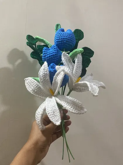 A simple yet stunning combination of white lilies and blue tulips. The colors complement each other so well, creating a cool and elegant look.