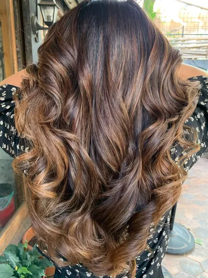 A full view of this gorgeous, warm brunette balayage. It’s a classic look that’s always beautiful. (No filter)