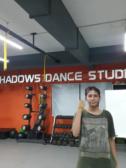 Akshata proudly displays her yellow band, earned for an outstanding performance in the advanced level. Well done.