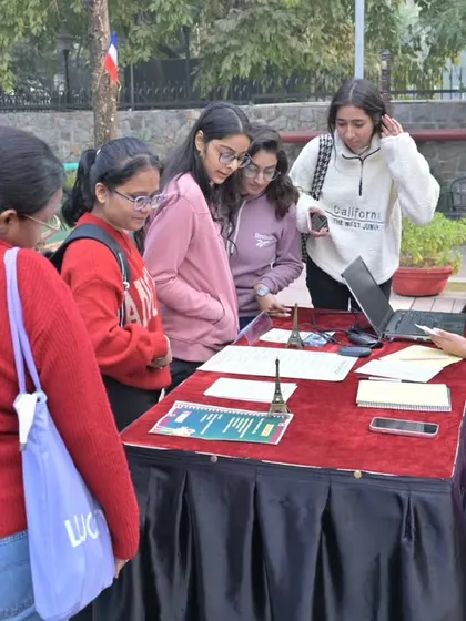 Visitors gather at the registration desk during a French Open Day. These events are always bustling with curious souls eager to start their French journey.