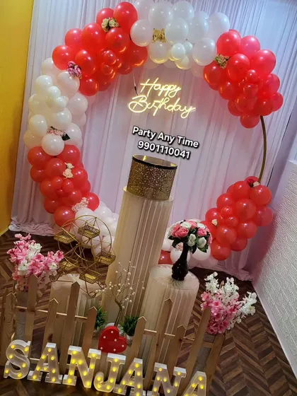A red and white circular balloon arch setup, another option available in my party hall for just 499rs.