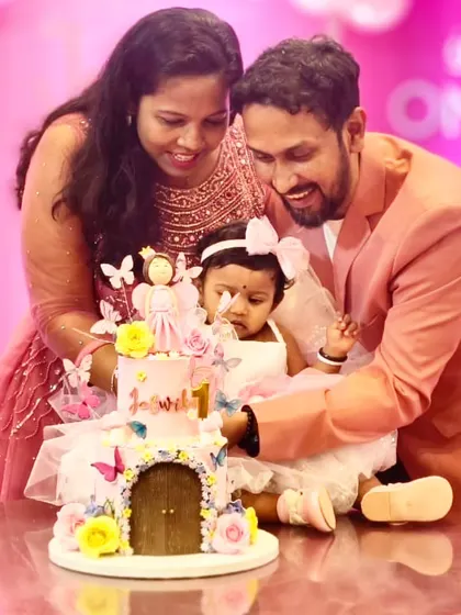 From making her mom's baby shower cake to her 1st birthday cake, it has been pure joy being on this journey with Jeswika's family. Here they are, cutting the fairy garden cake.
