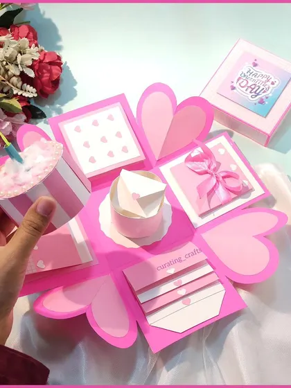 Here you can see the small pop-up cake I included in this explosion box. It's these little details that make each gift unique and personal.