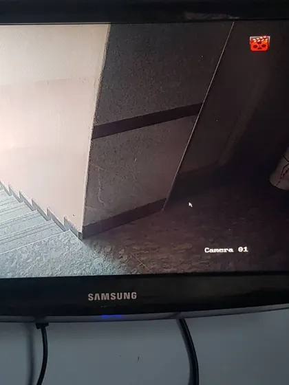 This camera covers a staircase, an essential point for monitoring access between floors.