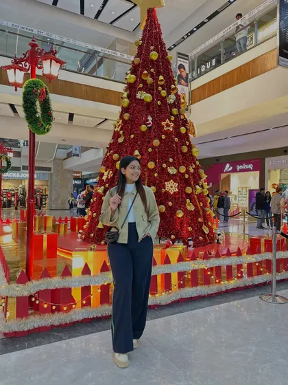 A festive but casual look for a day of Christmas shopping. A white turtleneck, navy wide-leg pants, a beige jacket, and platform boots.