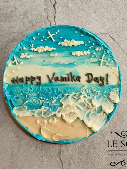I love making these beach wave cakes with buttercream. This half-kg Biscoff cake features a beautiful ocean scene, hand-painted with different shades of blue buttercream.