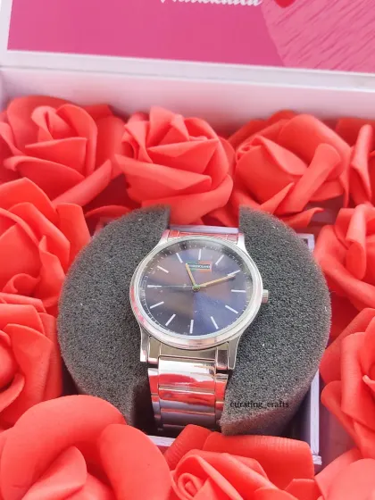 A close-up of the watch hamper. It’s a simple, elegant, and heartfelt way to gift a timepiece for a special occasion like an anniversary or birthday.