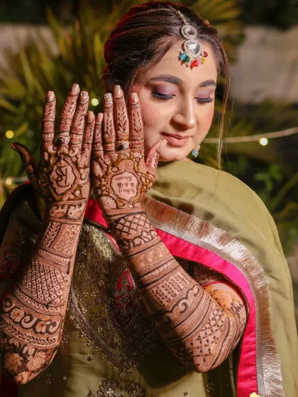 Another beautiful shot of the bride showing off her Mehndi-adorned hands.
