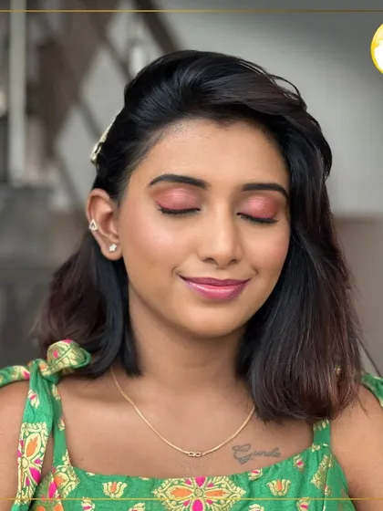 This is the beautiful result of a simple and fresh makeup application. The focus is on glowing skin, soft pink eyeshadow, and a glossy lip, perfect for a daily look or a casual outing.