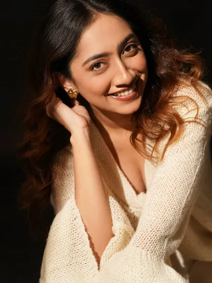 This shot captures a beautiful, natural smile. The makeup is warm and sun-kissed, and the hair has soft, beachy waves, creating a relaxed and happy vibe.