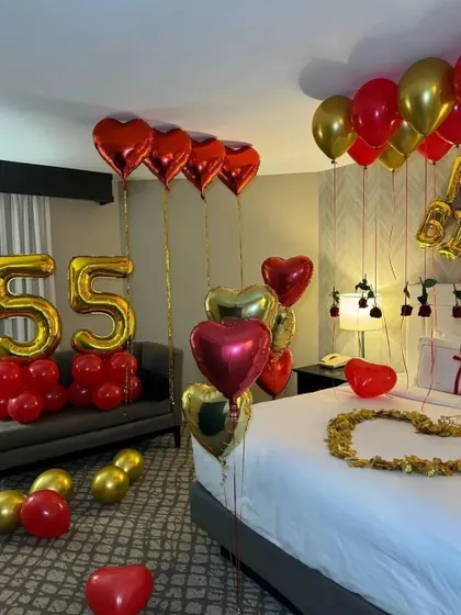 The complete 55th birthday romantic decoration, including number balloons and heart-shaped balloon bouquets.
