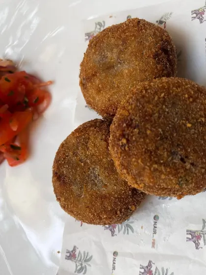 The versatile jackfruit is a summer superstar. Here are my Suriani Jackfruit Cutlets, crispy on the outside and tender on the inside, served with a fresh salad. A perfect seasonal snack.