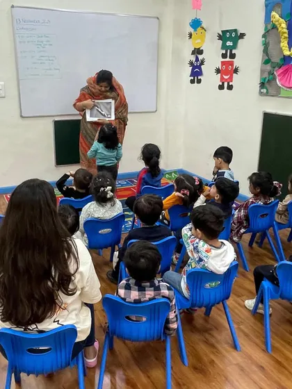 An attentive audience of little learners listens to stories about Guru Nanak Dev Ji. We use storytelling and visual aids to introduce children to different cultural and religious traditions with respect.