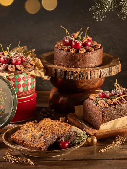 The full spread of Christmas cakes from my workshop, beautifully decorated and ready for gifting. I teach you how to package them in festive tins and boxes.