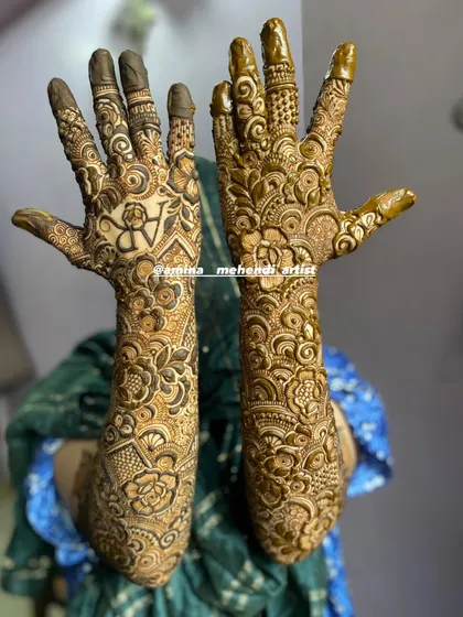 This design features the initials 'R' and 'A' on the palms.