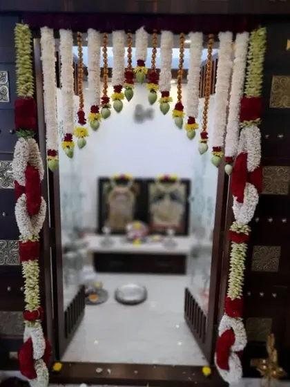 An elegant door decoration using hanging garlands of jasmine and lotus buds. This design is subtle yet beautiful, perfect for creating a serene atmosphere.