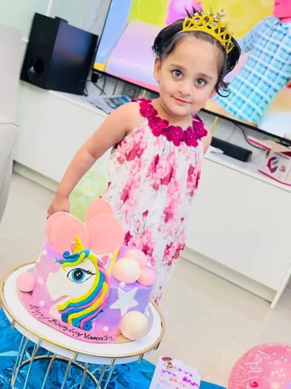 The birthday princess with her unicorn cake! Seeing this smile is the best reward for my work.