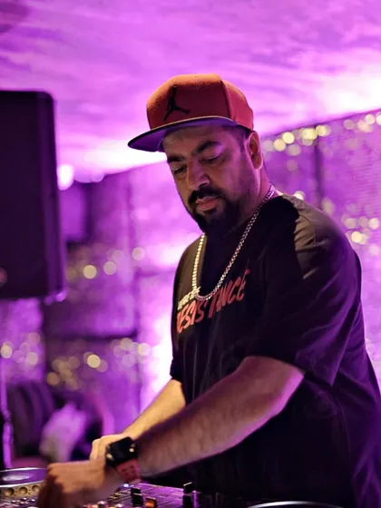 Another shot of me focused on the mix, under the purple lights of Kaze.