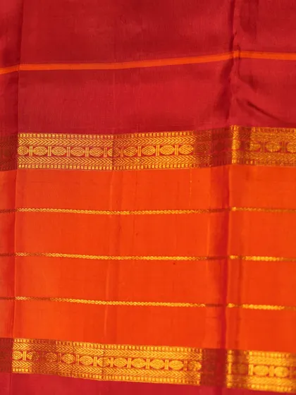 A close-up of the traditional gap border, where the body and border are interlocked using the Korvai technique.