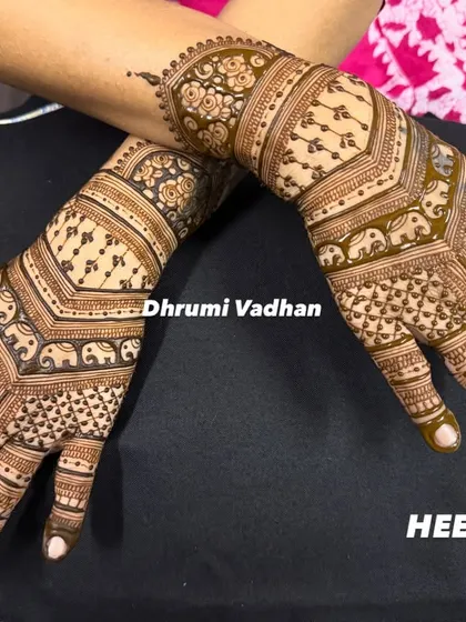 A beautiful back-hand design featuring neat geometric patterns and a procession of elephants. This is a great example of detailed work for a modern bride who loves traditional touches.