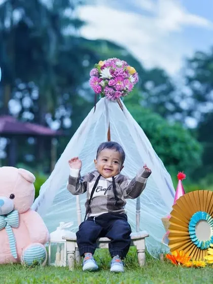 A cheerful outdoor birthday setup with a teepee, teddy bear, and balloons. This photo shows a complete and colorful arrangement for a fun-filled session.
