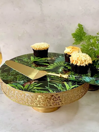 Elevate any celebration with our stunning Amazonia cake stand and server gift set. The vibrant forest print and luxurious gold finish make it a perfect centerpiece for any occasion.