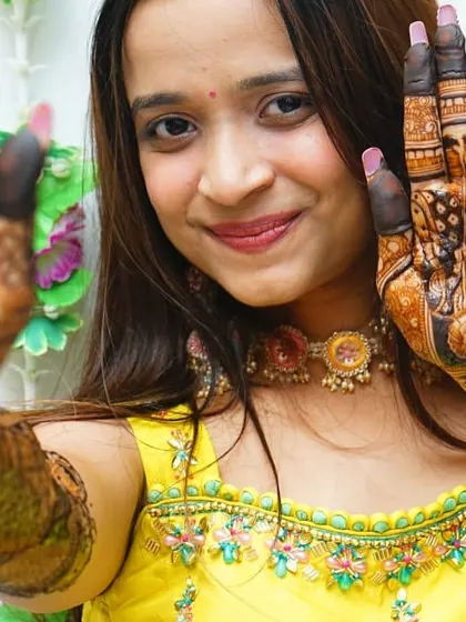 My baby doll Bhakti showing off her gorgeous bridal mehendi. Her smile makes all the hard work worth it. 🫶🏽