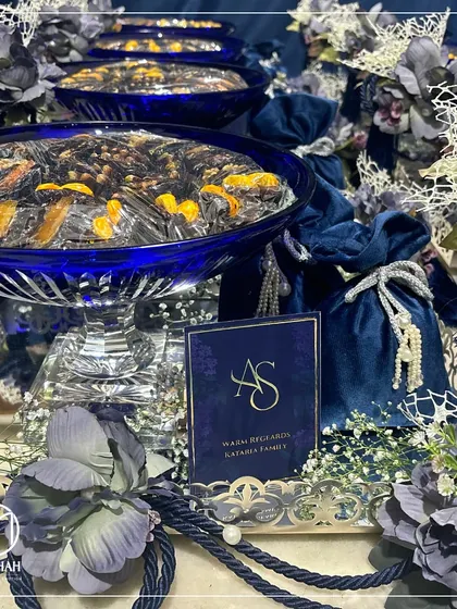 The personalized card for the "Nataah Family" takes center stage in this shot of the Azure Crystal Bowl Hamper. I believe a personal touch elevates a gift from a simple object to a cherished memory.