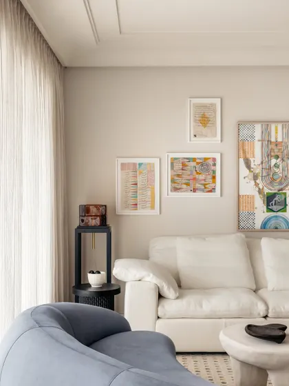 Another view of the living room, designed as a sanctuary where the family can feel at ease.