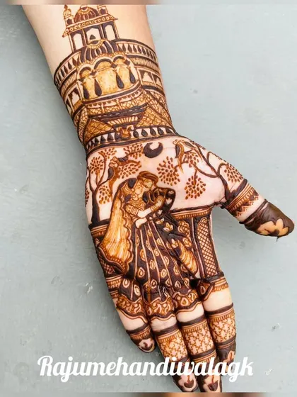 A beautiful Karwa Chauth scene drawn on the palm, with a couple under a tree and a monument in the background. This design tells a romantic story, perfect for the occasion.