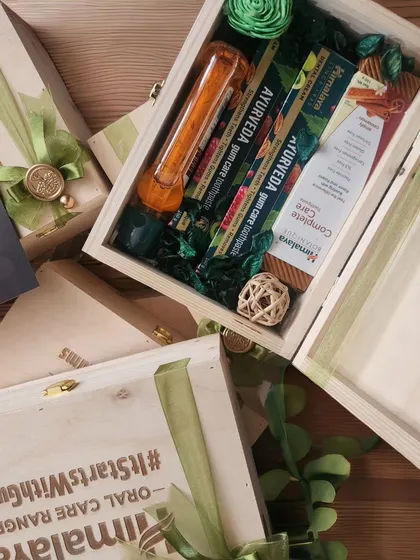 The complete unboxing view of the Himalaya oral care hamper. We combine products with thematic decor to create a full sensory experience for the recipient.