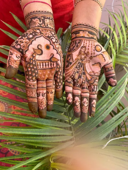 A classic Karwa Chauth design with a couple and peacock motifs.