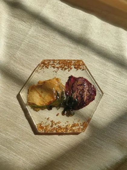 A top-down view of the preserved dual-rose coaster, showing the delicate details of the flowers. Each piece is handmade and captures the unique beauty of your memories.