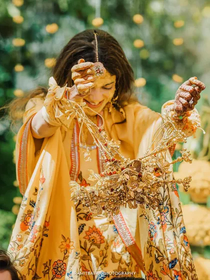 A bride joyfully participates in the Kaleerey ceremony during her Haldi at The Oberoi Udaivilas.