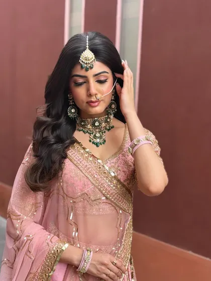 This look features classic, voluminous waves, perfect for a bride who wants a glamorous and dramatic hairstyle. The side part and deep waves create a very flattering shape.