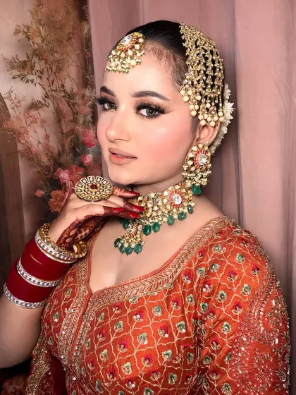 Another beautiful pose showcasing the intricate jewelry and the traditional passa.