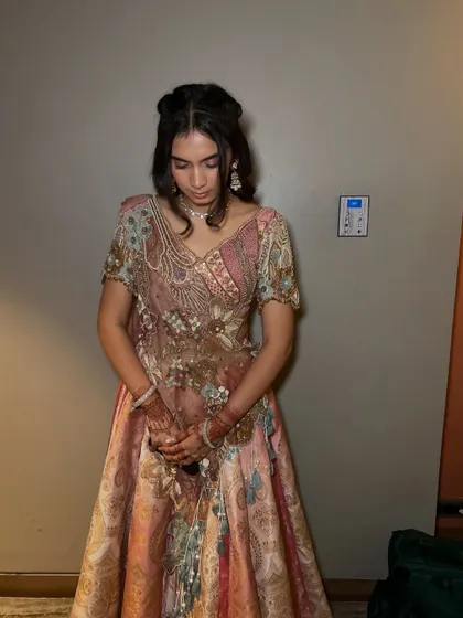 A candid shot of the guest. The natural makeup looks beautiful in any light.