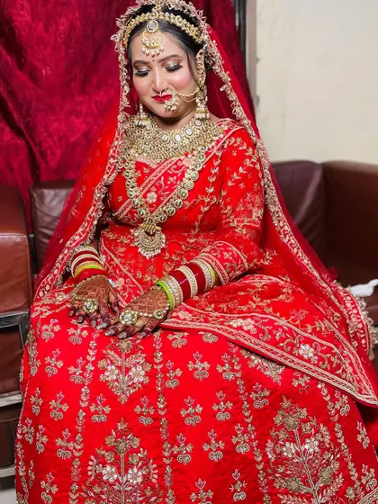 This seated portrait of the bride shows the complete look, with the dupatta perfectly set and the makeup looking flawless.